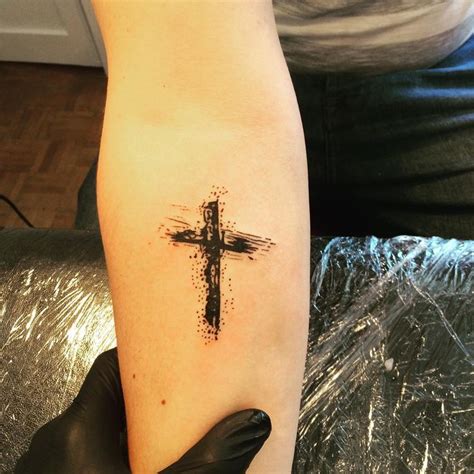 Tatuagens de cruz: significados, modelos e 65 fotos